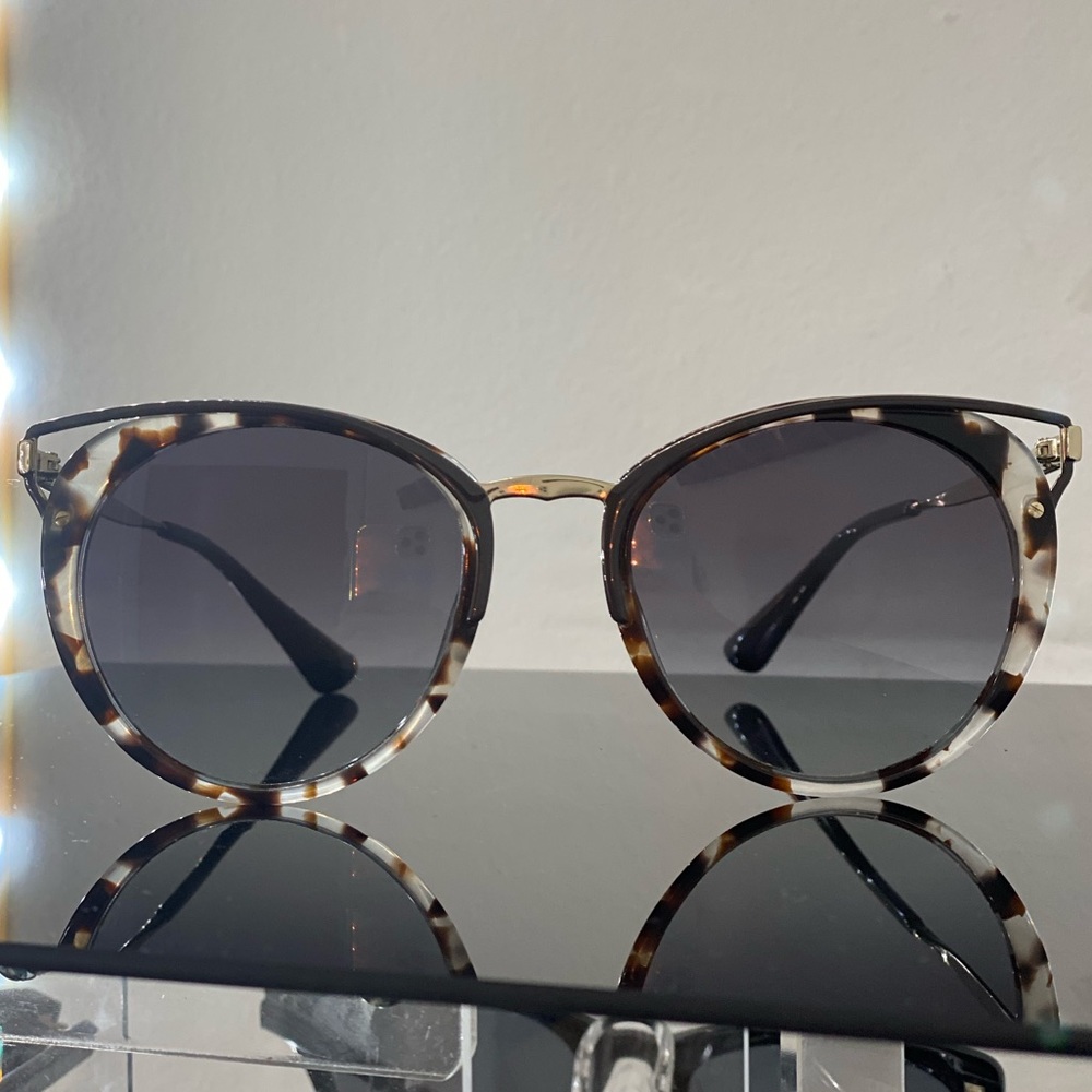 BRAND NEW! PRADA GREY SUNGLASSES 😍 SOOO Cute!!